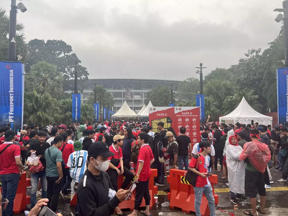 Image Credit Joanito De Saojoao - Suporter timnas Indonesia antri untuk memasuki kawasan stadion Gelora Bung Karno, Jakarta.