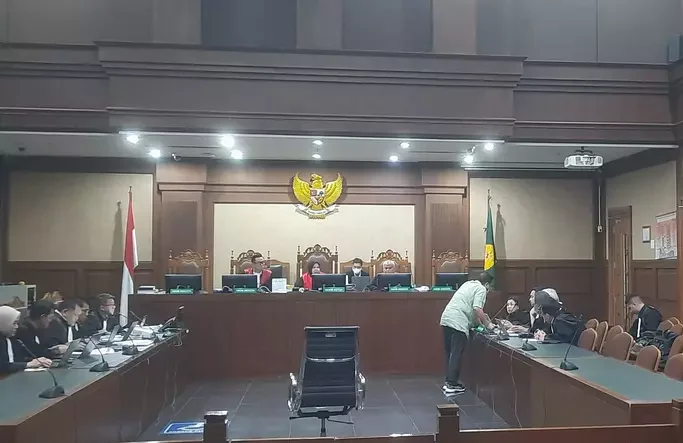 Zarof Ricar, terdakwa kasus vonis bebas Ronald Tannur, mengaku miliki emas 51 kg dan uang hampir Rp 1 triliun dari bisnis tambang, properti, hingga mobil antik. (Beritasatu/Basudiwa Supraja)