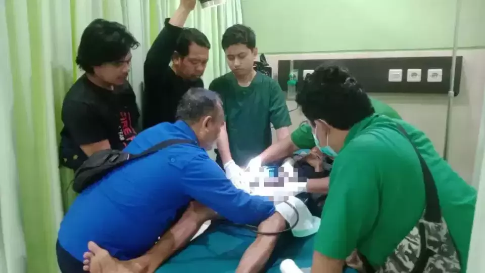Seorang duda lanjut usia di Ngawi, Jawa Timur, mendatangi markas damkar untuk meminta bantuan melepaskan potongan pipa air yang dipasang di alat kelaminnya, Selasa, 13 Mei 2025. (Istimewa)