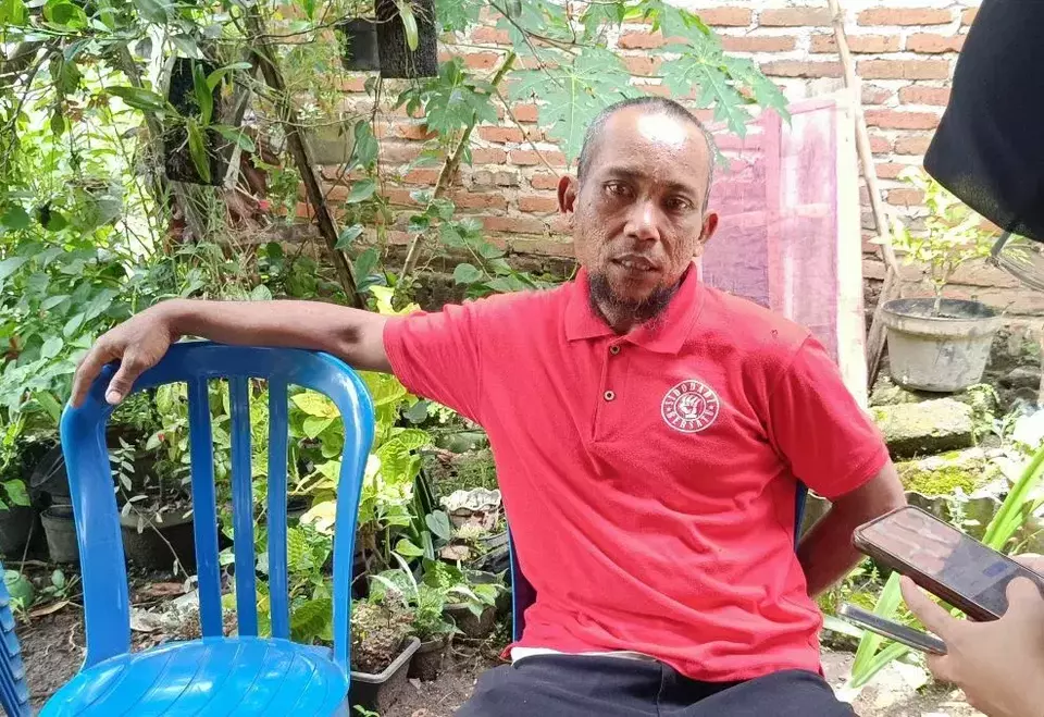 Image Credit Dwi Haryadi - Ayah tiri korban mutilasi Hendi Suprapto saat memberikan keterangan di rumah duka Desa Sidodadi Kecamatan Garum Kabupaten Blitar.