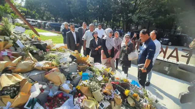 Dekan FH UGM Dahliana Hasan mengantarkan keluarga tabrakan BMW, ke monumen rangkaian bunga untuk korban AAA.