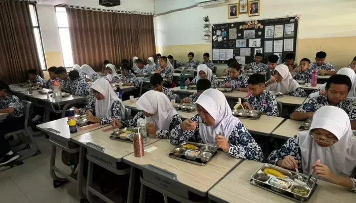 Prabowo Subianto Kucurkan Uang Pribadi untuk Makan Bergizi Gratis: Tantangan Pendanaan di Tengah APBN yang Berat