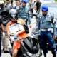 Image Credit Tumpal Andani Aritonang/Beritasatu - Penyidik Detasemen Polisi Militer Pangkalan TNI Angkatan Laut (Denpomal) Banjarmasin menghadirkan tersangka pembunuhan jurnalis, oknum TNI AL Kelasi Satu Jumran (baju oranye) mengatur posisi motor korban setelah menghabisi nyawa korban di dalam mobil dalam rekonstruksi 33 adegan di Tempat Kejadian Perkara (TKP), Jalan Trans Gunung Kupang, Kelurahan Cempaka, Kecamatan Cempaka, Kota Banjarbaru, Kalimantan Selatan, Sabtu (5/4/2025).