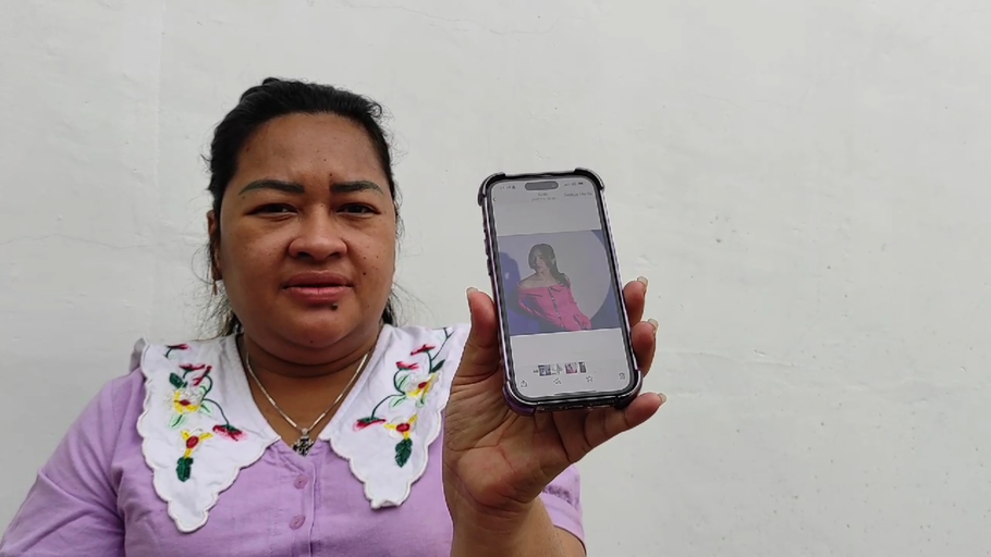 Image Credit Panji Satrio/Beritasatu - Kakak korban, Okta Vivilia, saat menujukkan foto Ella Nanda semasa hidup.