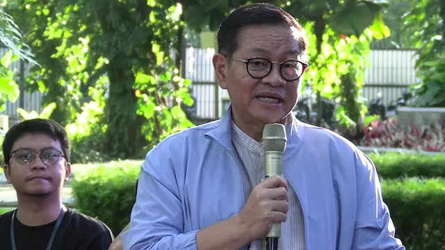 Gubernur Jakarta Pramono Anung berbincang dengan awak media di Taman Suropati, Menteng, Jakarta Pusat, Rabu (24/4/2025) (Istimewa)