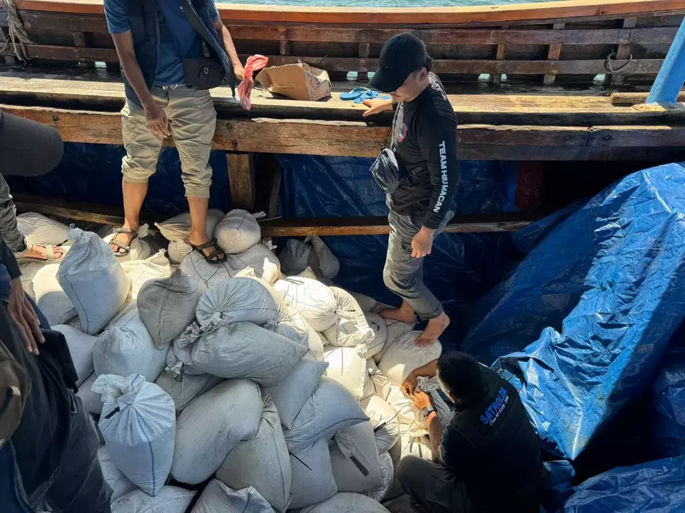 Direktorat Polisi Perairan dan Udara (Ditpolairud) Polda Kepulauan Bangka Belitung berhasil menggagalkan upaya penyelundupan 20 ton pasir timah kering yang akan dikirim ke Malaysia melalui jalur laut di Perairan Bangka Barat, Kamis, 15 Mei 2025. (Beritasatu/Irwan Setiawan)
