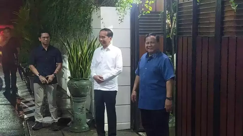 Image Credit Wijayanti Putri/Beritasatu - Presiden Prabowo bertemu Presiden ke-7 Joko Widodo (Jokowi) di kediaman pribadinya di Jalan Kutai Utara I, Kelurahan Sumber, Kecamatan Banjarsari, Kota Solo, Jawa Tengah, Minggu, 3 November 2024.