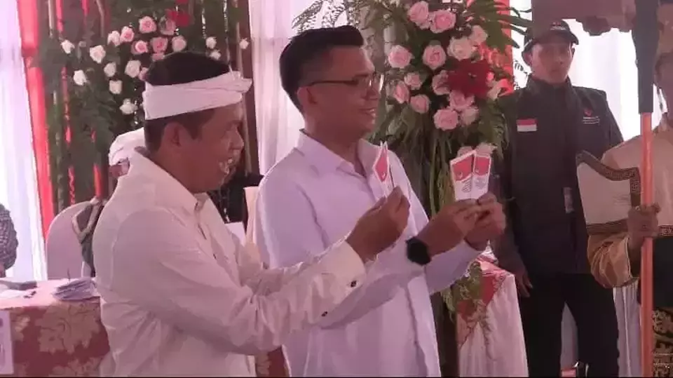 Image Credit Elan Suherlan/Beritasatu - Cagub Jawa Barat Dedi Mulyadi menggunakan hak pilihnya di TPS 03, Desa Sawah Kulon, Kecamatan Pasawahan, Kabupaten Purwakarta, Rabu (27/11/2024).