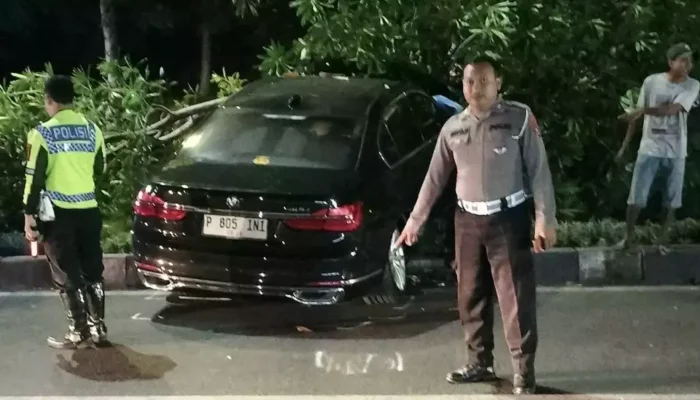 Mobil BMW Terjun dari Ujung Tol Belum Jadi di Gresik, Sopir Tergiur Google Maps