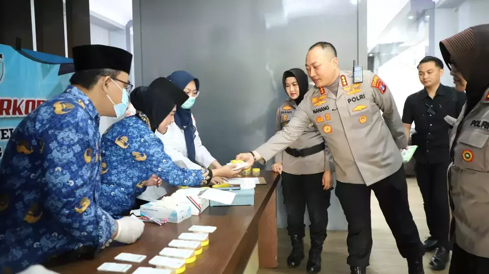 Kapolresta Malang Kota Kombes Nanang Haryono dan seluruh jajaran pejabat utama di lingkungan Polresta Malang Kota, melakukan tes urine narkoba. (Humas Polresta Malang Kota/Humas Polresta Malang Kota)