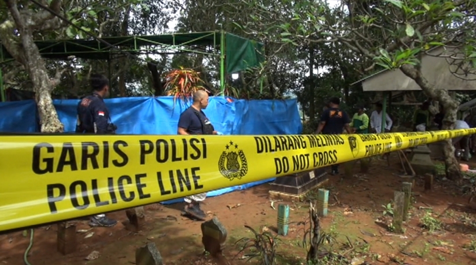 Image Credit Iqbal Ikromi/Beritasatu - Pembongkaran makam Darso korban penganiayaan polisi di TPU Sekrakal, Kelurahan Purwosari, Kecamatan Mijen, Kota Semarang, Senin (13/1/2025).
