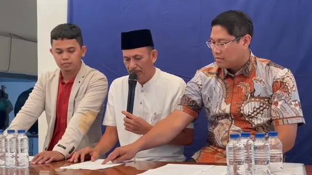 Kades Kohod, Arsin didampingi dua kuasa hukumnya muncul ke publik. Dia meminta maaf atas kegaduhan yang terjadi terkait dengan pagar laut Tangerang. (Istimewa)