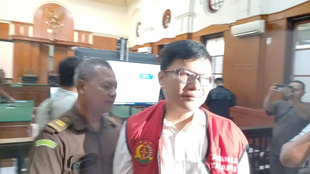 Image Credit Amal - Terdakwa pembunuhan Dini Sera Afriyanti, Gregorius Ronald Tannur, menjalani sidang vonis di PN Surabaya.