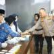 Kapolresta Malang Kota Kombes Nanang Haryono dan seluruh jajaran pejabat utama di lingkungan Polresta Malang Kota, melakukan tes urine narkoba. (Humas Polresta Malang Kota/Humas Polresta Malang Kota)