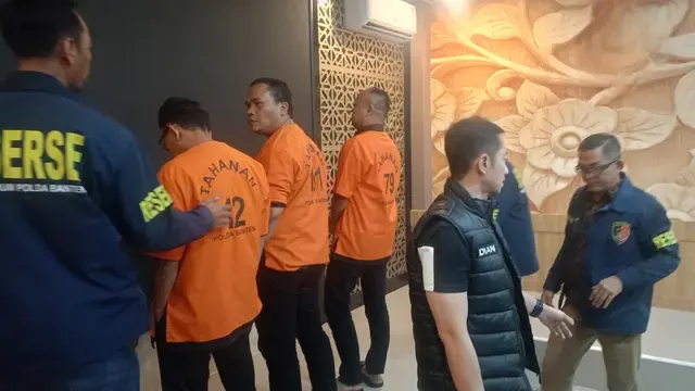 Para Tersangka Kadin Cilegon Minta Proyek Rp5 Triliun di Polda Banten. (Jumat, 16/05/2025). (Yandhi Deslatama)