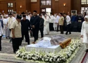 Presiden Prabowo Subianto, melayat ke persemayaman almarhum Mayjen TNI (Purn) Eddie Marzuki Nalapraya, tokoh pencak silat, di Padepokan Pencak Silat, Taman Mini Indonesia Indah (TMII), Jakarta Timur, pada Selasa 13 Mei 2025 sore. (Beritasatu/Ricki Putra Harahap)