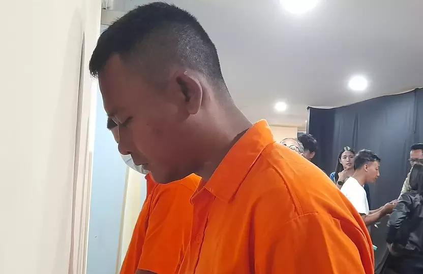 Heru Budiman, tersangka pembakaran bocah berinsal MA (4) hingga tewas di Kampung Kresek, Desa Rawa Burung, Kecamatan Kosambi, Kabupaten Tangerang, Banten pada Minggu (27/4/2025). (Beritasatu/Ilham Oktafian)