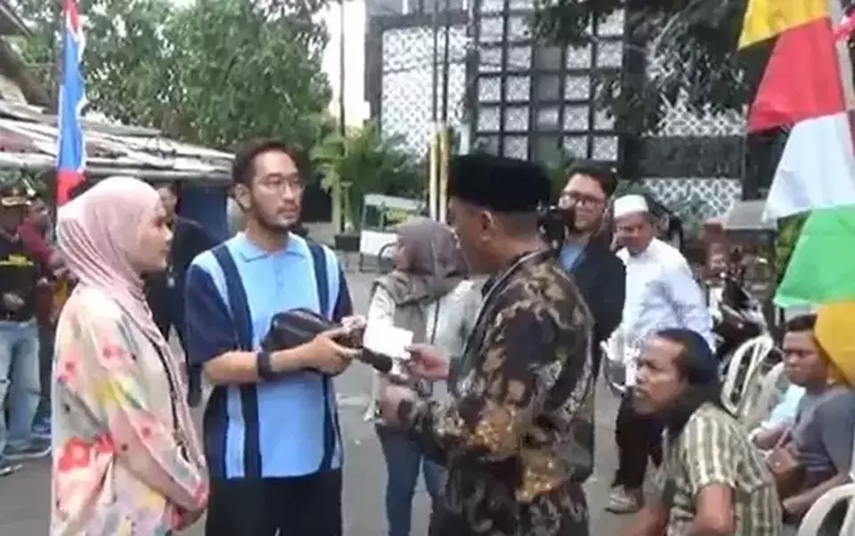 Image Credit Roy Adriansyah/Beritasatu - Jeje Govinda dan istri Syahnaz Ahmad mendatangi TPS 63 di Cilandak, Lebak Bulus.