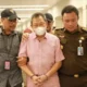 Image Credit Antara - Tersangka kasus dugaan korupsi pengelolaan tata niaga komoditas timah di wilayah IUP PT Timah Tbk. pada tahun 2015–2022, Hendry Lie (tengah), digiring oleh petugas ketika ditangkap di Bandara Soekarno-Hatta, Tangerang, Banten, Senin 18 November 2024.