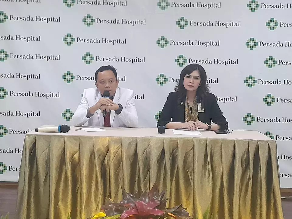 Manajemen Persada Hospital saat menggelar konferensi pers kasus dugaan pelecehan terhadap pasien yang dilakukan dokter umum IGD berinisial AY, Jumat 18 April 2025. (Istimewa)