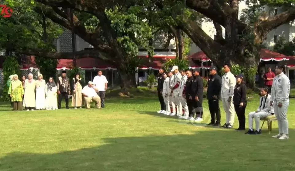 Image Credit Doc Sekretariat Presiden - Presiden Joko Widodo (Jokowi) menyerahkan bonus kepada atlet peraih medali di Olimpiade Paris 2024, yakni Veddriq Leonardo (panjat tebing), Rizky Juniansyah (angkat besi), dan Gregoria Mariska Tunjung (bulu tangkis).