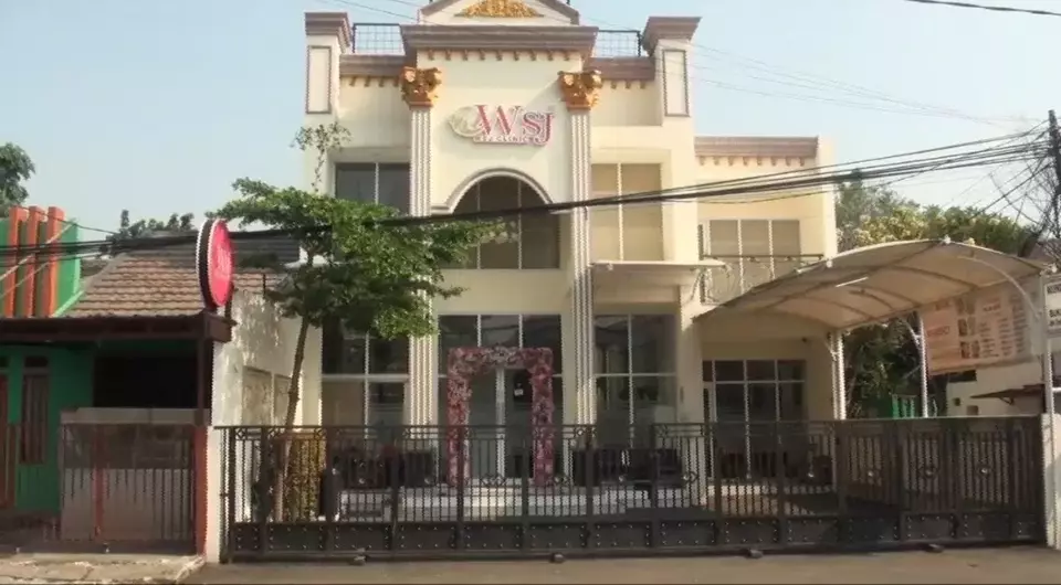 Image Credit Zikrullah Shubhy/Beritasatu - Klinik kecantikan WSJ Beauty & Skincare di Kota Depok, Jawa Barat, ditutup seusai viral berita tentang kematian Ella Nanda Sari Hasibuan (30), wanita asal Medan yang diduga menjadi korban malapraktik setelah menjalani sedot lemak di klinik tersebut, Sabtu, 27 Juli 2024.