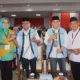 Image Credit Istimewa - Pasangan calon Airin Rachmi Diany dan Ade Sumardi menyerahkan mawar merah dan putih kepada pasangan Andra Soni dan Dimyati Natakusumah.