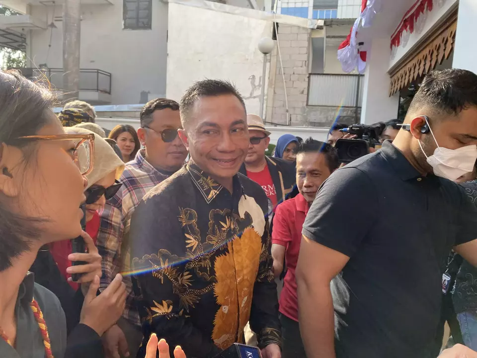 Image Credit Istimewa - Pasangan Dharma Pongrekun dan Kun Wardana, menghadiri rapat pleno KPUD Jakarta terkait pencatutan nomor induk kependudukan (NIK) sebagai syarat dukungan.