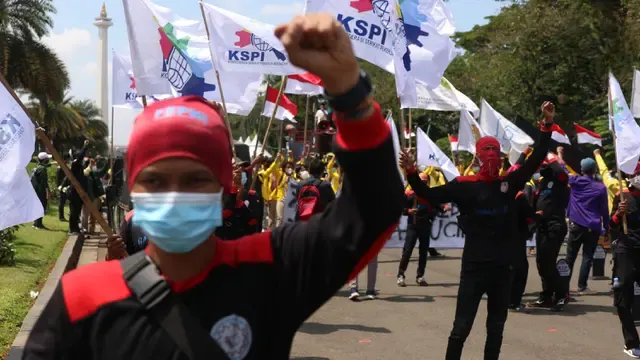 Buruh dari berbagai aliansi menggelar aksi memperingati Hari Buruh Internasional atau May Day di Jakarta, Sabtu (1/5/2021). Dalam aksinya mereka meminta pemerintah untuk mencabut Omnibus Law dan memberlakukan upah minimum sektoral (UMSK) 2021. (Liputan6/Angga Yuniar)