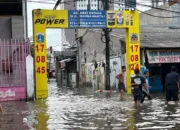 Banjir Rendam Rawa Buaya, Warga Mengungsi ke Rusun dan Musala