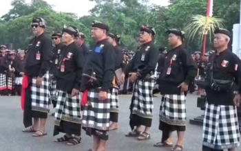 Sebanyak 13.000 lebih pecalang dari 1.500 desa adat di Bali, melaksanakan Gelar Agung Pasikian Pecalang Bali pada Sabtu 17 Mei 2025 pagi di Lapangan Niti Mandala Renon, Denpasar. (Beritasatu/Sopian Hadi)