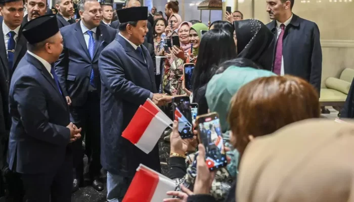 Presiden Prabowo Disambut Hangat Mahasiswa Indonesia Saat Tiba di Turki
