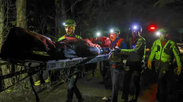Korban kereta gantung jatuh ke jurang pada Kamis (17/4/2025) di dekat Naples, Italia. (AP/Salvatore Saporta)