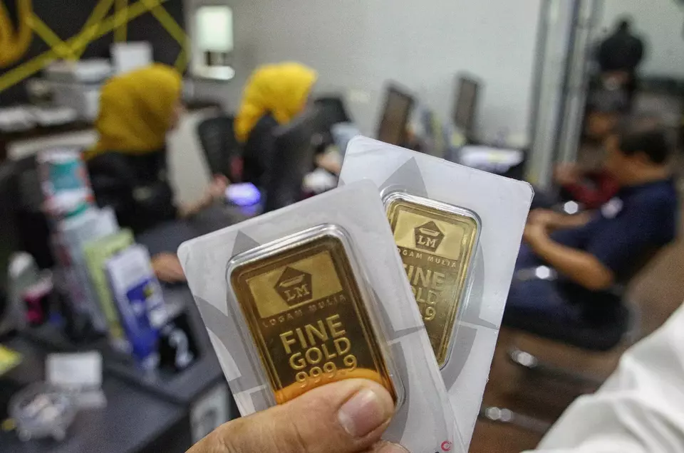 Petugas melayani warga yang memesan emas Antam di Butik Emas Logam Mulia Antam Jalan TB Simatupang, Jakarta Selatan, Senin 14 April 2025. (Berita Satu Photo/Joanito De Saojoao)