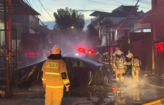 Mobil listrik BYD Seal terbakar di garasi. (Dok. Gulkarmat Jakarta Barat)