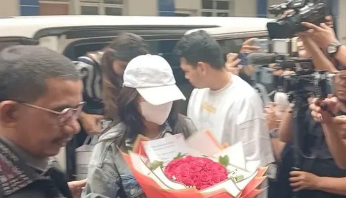LM Bawa Hadiah untuk Nikita Mirzani di Tahanan – Momen Mengharukan!
