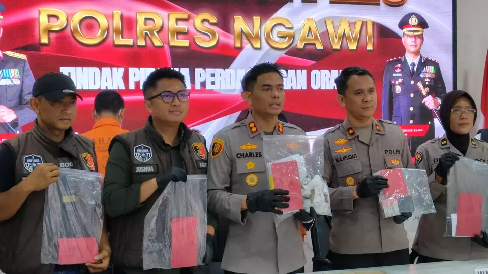 Sejumlah barang bukti diamankan petugas kepolisian pada kasus perdagangan bayi bermodus adopsi ilegal di Kabupaten Ngawi, Jawa Timur (© Beritasatu/Muhammad Miftakul Falakh)
