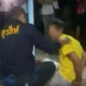 Image Credit KhaoSod - Seorang pria mabuk di Roi Et, Thailand, bernama Watcharin (53) membunuh istrinya dengan tongkat kayu karena marah istrinya tidak mandi seharian.