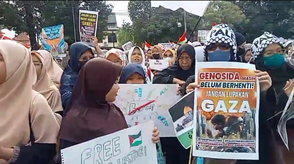 Ribuan warga turun ke jalan untuk menyuarakan solidaritas untuk Palestina di Kota Cirebon, Minggu, 20 April 2025. (Ist)