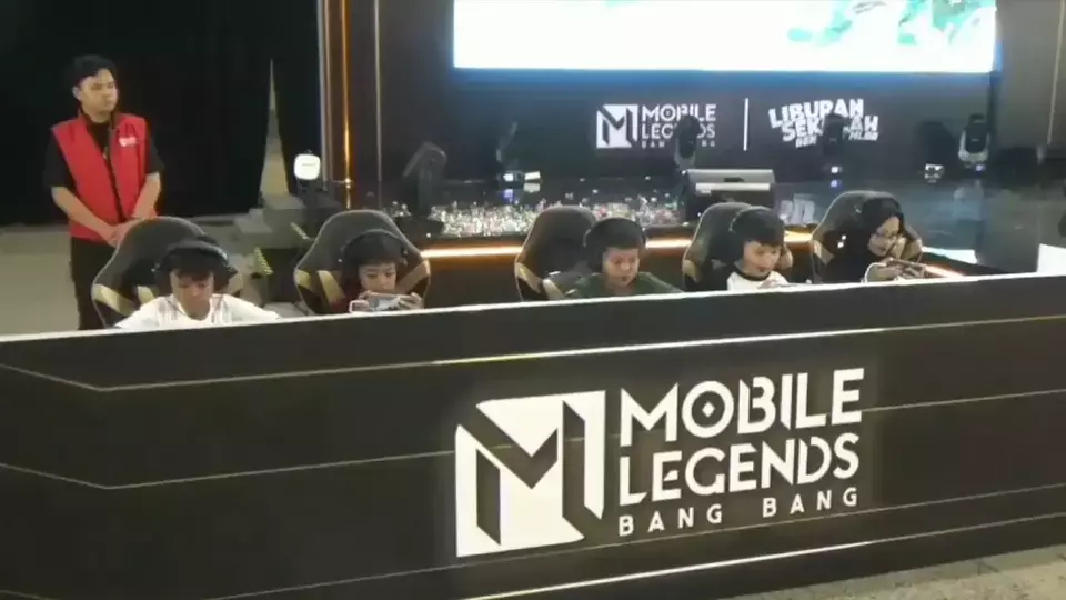 Terobosan pendidikan di Surabaya! Mobile Legends jadi ekstrakurikuler resmi. Dinas Pendidikan dan Moonton latih guru untuk pembelajaran karakter. (Beritasatu/Agung Dharma)