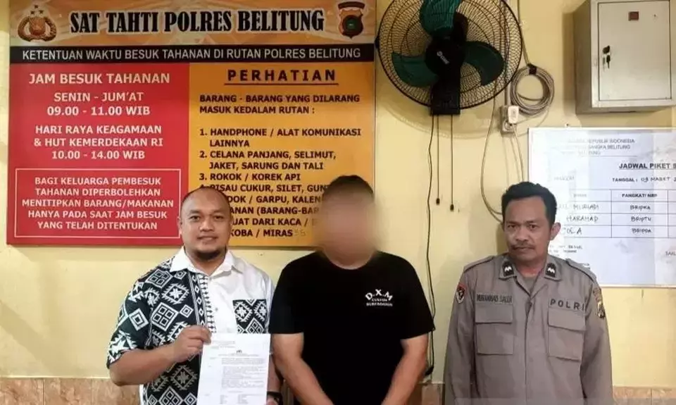 Image Credit Kasmono/Antara - Polisi menangkap pegawai bank BUMN di Belitung berinisiap DP (Tengah) karena diduga menggelapkan dana nasabah untuk main judi online, Rabu (9/4/2025).