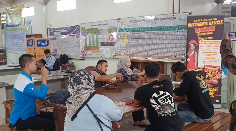 Mantan karyawan PT Panjunan di Kabupaten Cianjur bernegosiasi untuk mendapatkan ijazah mereka yang ditahan perusahaan. (Beritasatu/Riski Maulana)