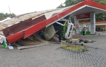 Truk Tronton Rem Blong, Tabrak SPBU di Ngawi