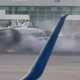 Image Credit Youtube/SS - Pesawat American Airlines yang mengangkut 178 orang terbakar di landasan pacu setelah melakukan pendaratan darurat di Bandara Internasional Denver, Kamis malam, 13 Maret 2025.