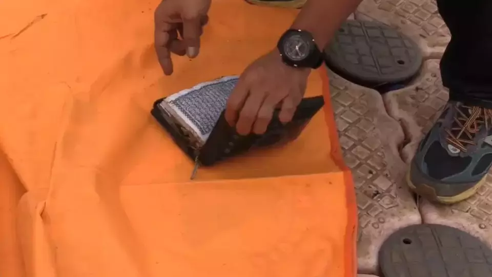 Jasad wanita yang masih mengenakan mukena dan membawa Al-Qur'an ditemukan mengambang di antara tumpukan sampah di aliran Kanal Banjir Barat, Petamburan, Tanah Abang, Jakarta Pusat, Jumat, 18 April 2025. (Beritasatu/Dayat)