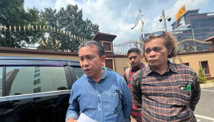 Keluarga Mahasiswa UKI Kenzha Ezra Walewangko Laporkan Kapolres Jakarta Timur ke Propam