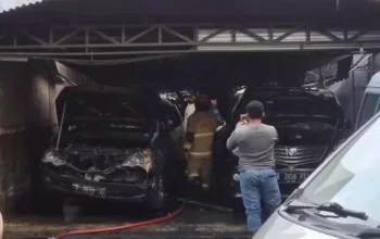 Kebakaran Garasi Mobil Milik Mantan Anggota DPR di Surabaya, Tujuh Mobil Hangus Terbakar