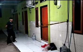 Lokasi ditemukannya jasad seorang wanita muda dengan sejumlah luka sayatan di sebuah kamar transit di Kampung Cibuntu Asem, Desa Cibuntu, Cibitung, Bekasi, Minggu, 27 April 2025. (Beritasatu/Eka Jaya Saputra)