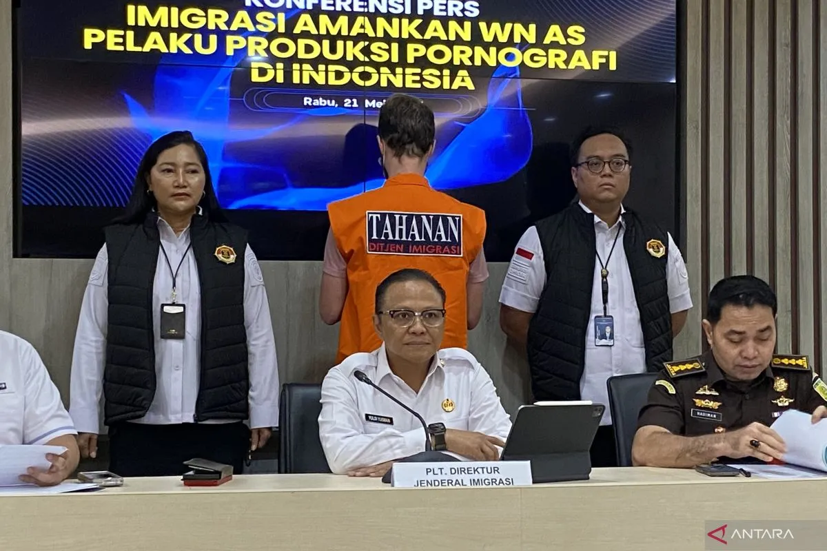 Pelaksana Tugas Direktur Jenderal Imigrasi Yuldi Yusman (kedua tengah) dan Kasubdit Pra-penuntutan Direktorat C Jampidum Kejaksaan Agung Hadiman (kanan) saat konferensi pers di Kantor Direktorat Jenderal Imigrasi, Jakarta, Rabu (21/5/2025). (Antara/Fath Putra Mulya)