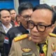 Wakil Menteri Tenaga Kerja (Wamenaker) Immanuel Ebenezer seusai melakukan sidak di gudang UD Sentoso Seal, Surabaya, Kamis, 17 April 2025. (Beritasatu/Julianus Palermo)